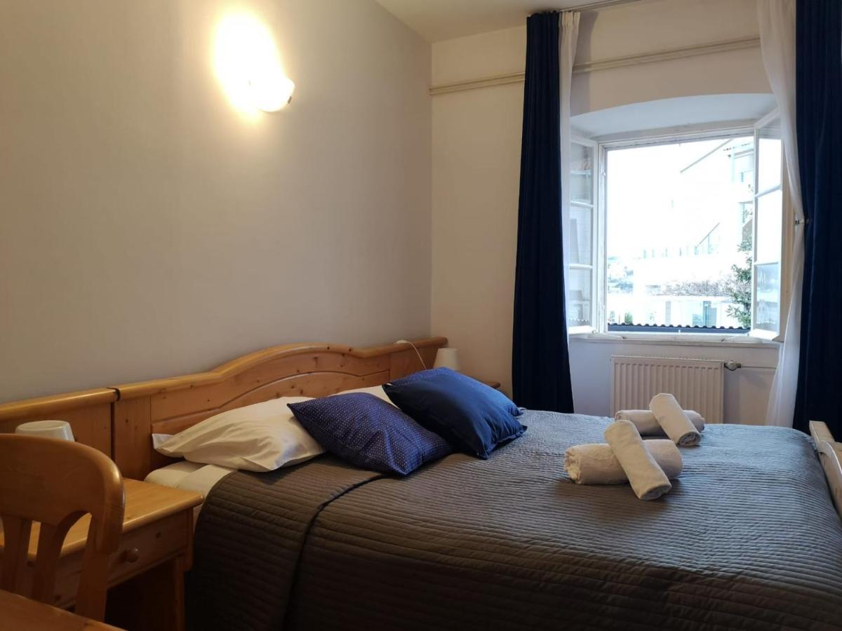 Guest House Kolarin Slano Quarto foto