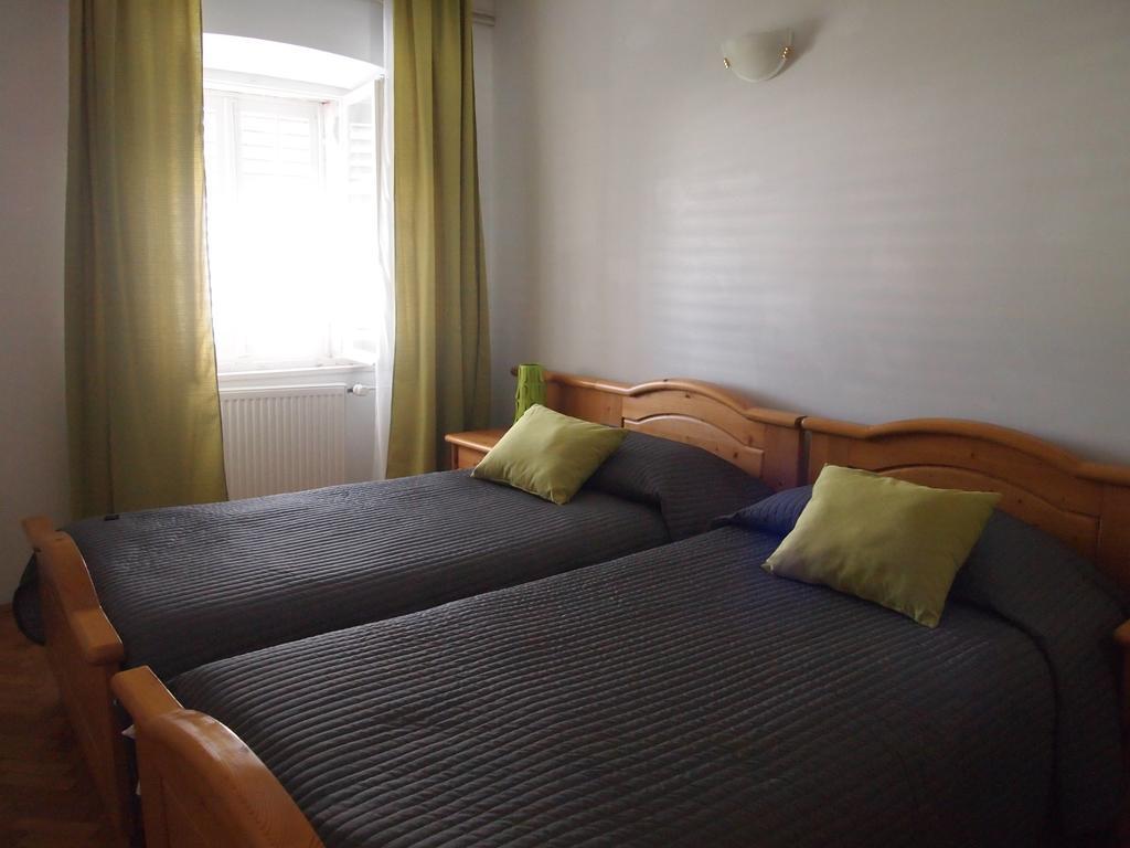 Guest House Kolarin Slano Quarto foto